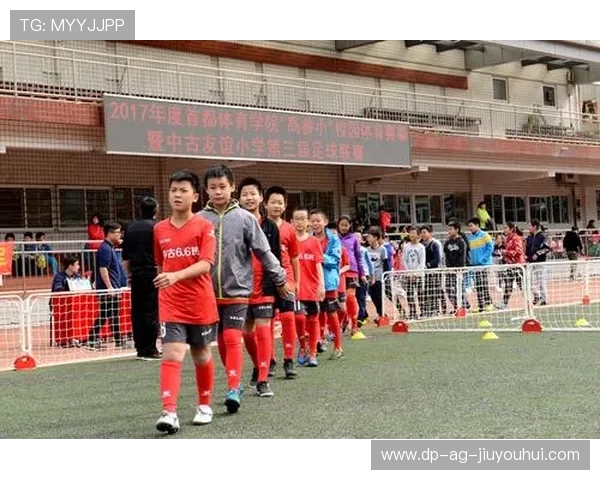 小学足球选购指南：适合孩子的装备清单与购买重点全面解读推荐款